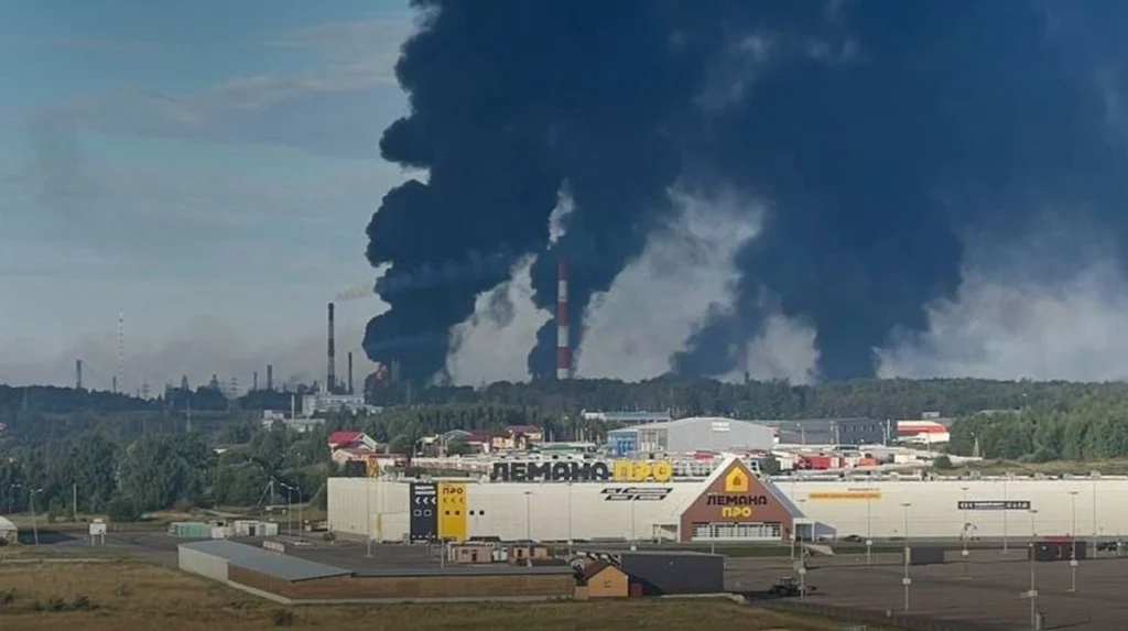 Уражені нафтопереробні заводи та наземні ретранслятори.