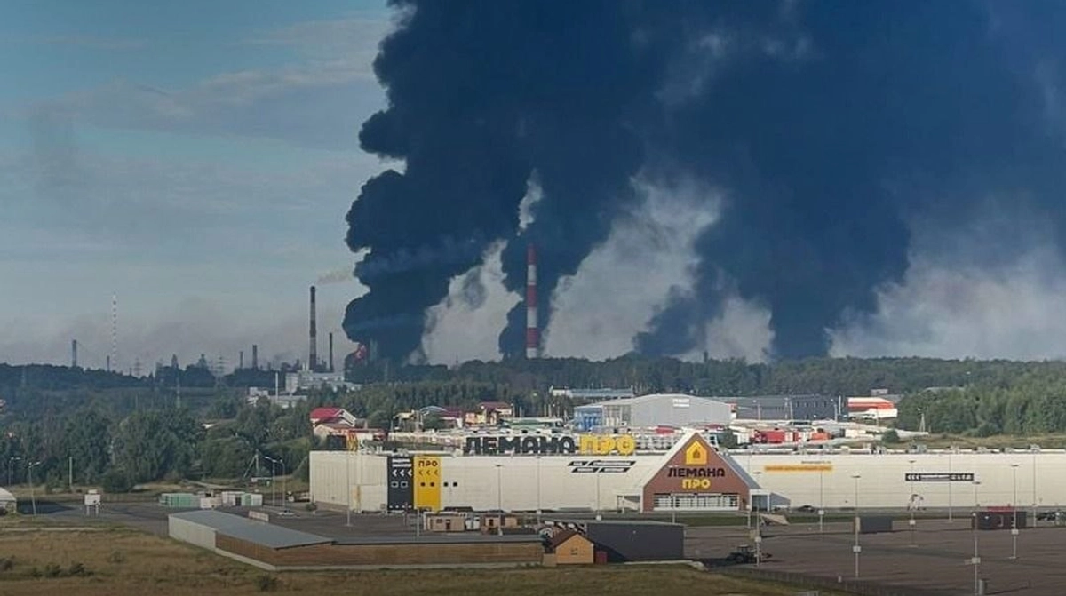 Уражені нафтопереробні заводи та наземні ретранслятори.