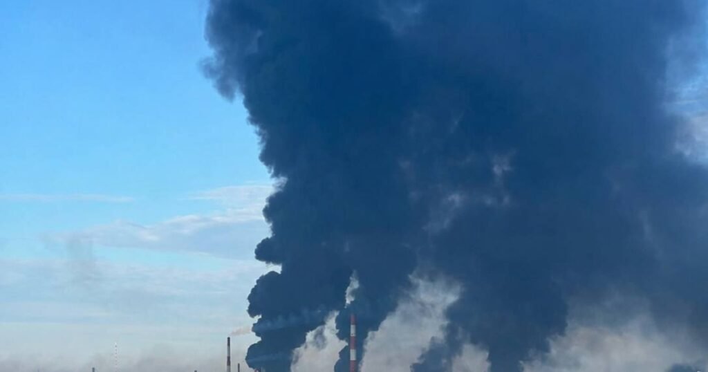 Пожежі на Ярославському нафтопереробному заводі після атаки