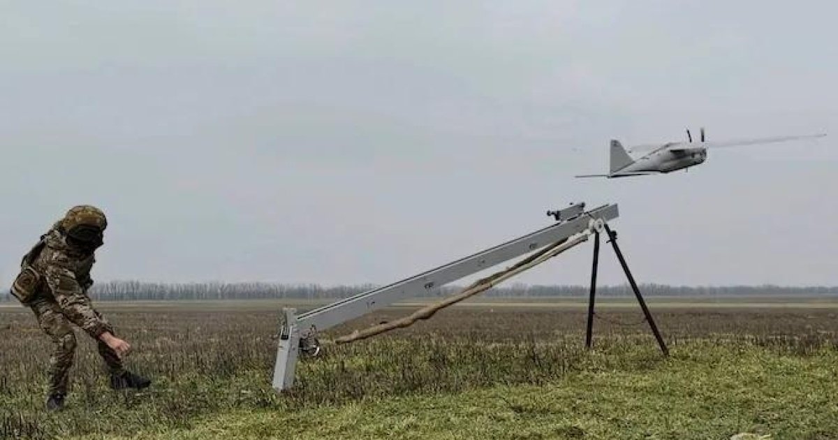 Супутникові знімки авіабази «Халіно» в Курській області з пусковими рейками