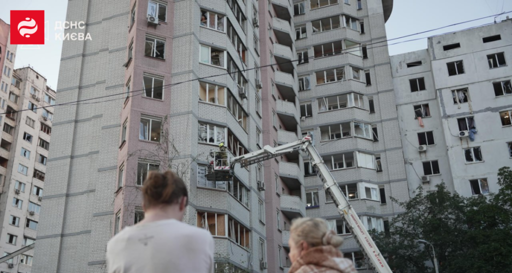 Наслідки балістичного удару по Києву, включаючи загиблих, поранених та руйнування