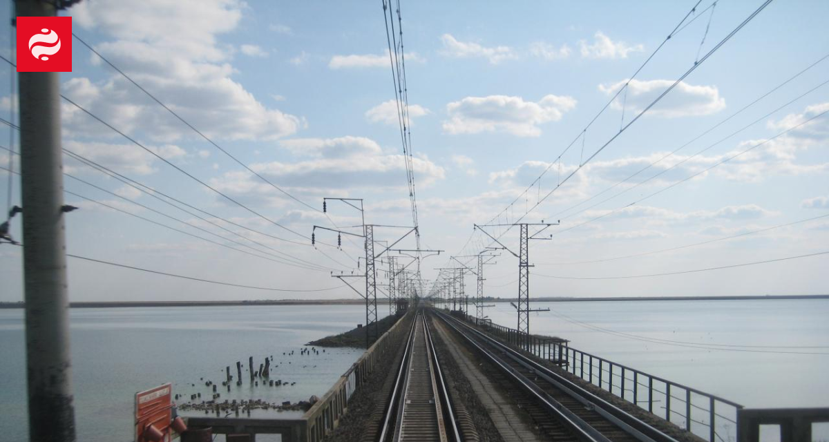 Зображення залізничного моста в Криму, що використовується російськими військами для логістики.