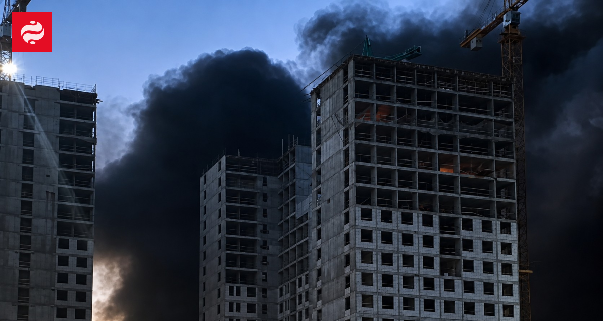 Зруйнований будинок або пожежа після атаки безпілотників на Московський регіон