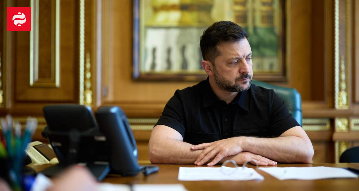 Президент України Володимир Зеленський підписує документи, запроваджуючи нові санкції