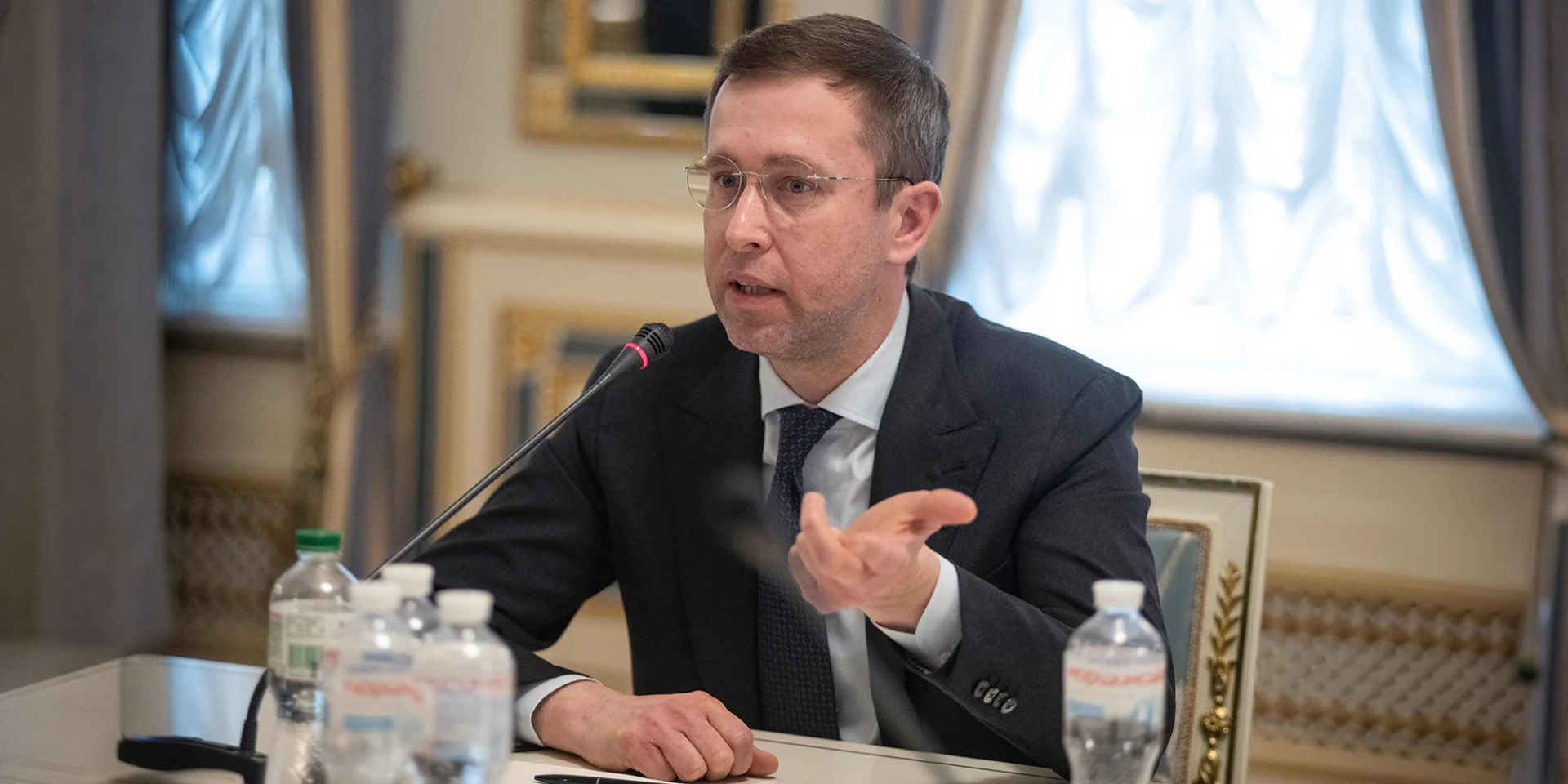 Прем'єр Сергій Корецький обговорює фінансування оборонних потреб України.