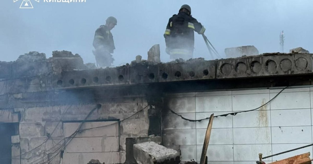 Наслідки атаки безпілотників на житловий будинок у Фастівському районі Київської області.