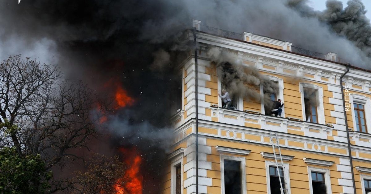 Наслідки російського удару по будівлі Президії НАН України в Києві