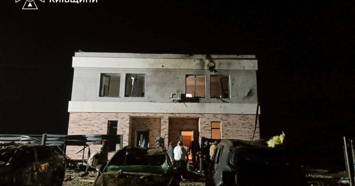 Наслідки влучання безпілотника у приватний будинок в Бучанському районі