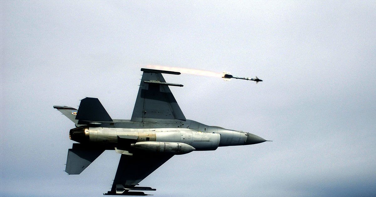Винищувач F-16 на злітній смузі