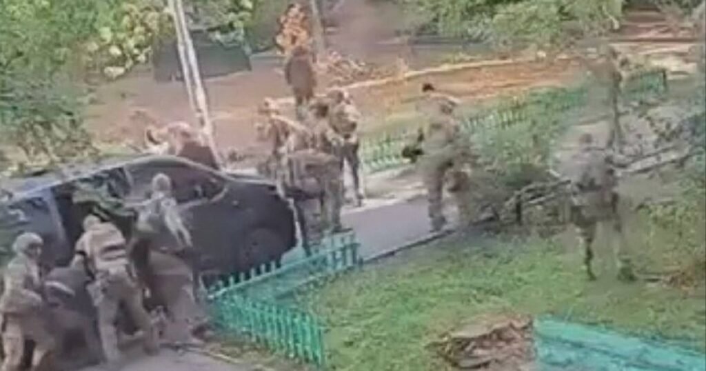 Прибуття спецпризначенців на місце конфлікту між ГУР та СБУ в Києві