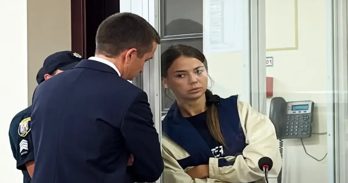 Суддя зачитує рішення щодо запобіжного заходу у справі про корупцію