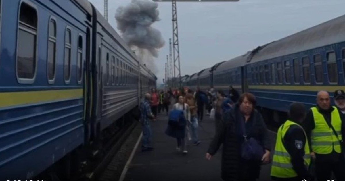 Андрій Сибіга, глава МЗС, на тлі залізничного складу
