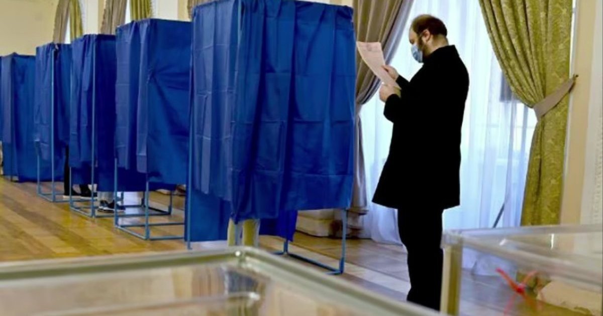 Президент України Володимир Зеленський обговорює виклики організації виборів під час війни