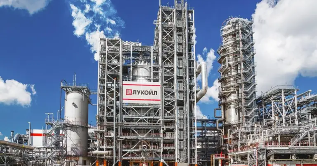 Нафтопереробний завод «Лукойл-Нижньогороднафтаоргсинтез» або термінал «НОВАТЕК-Усть-Луга» в Росії.