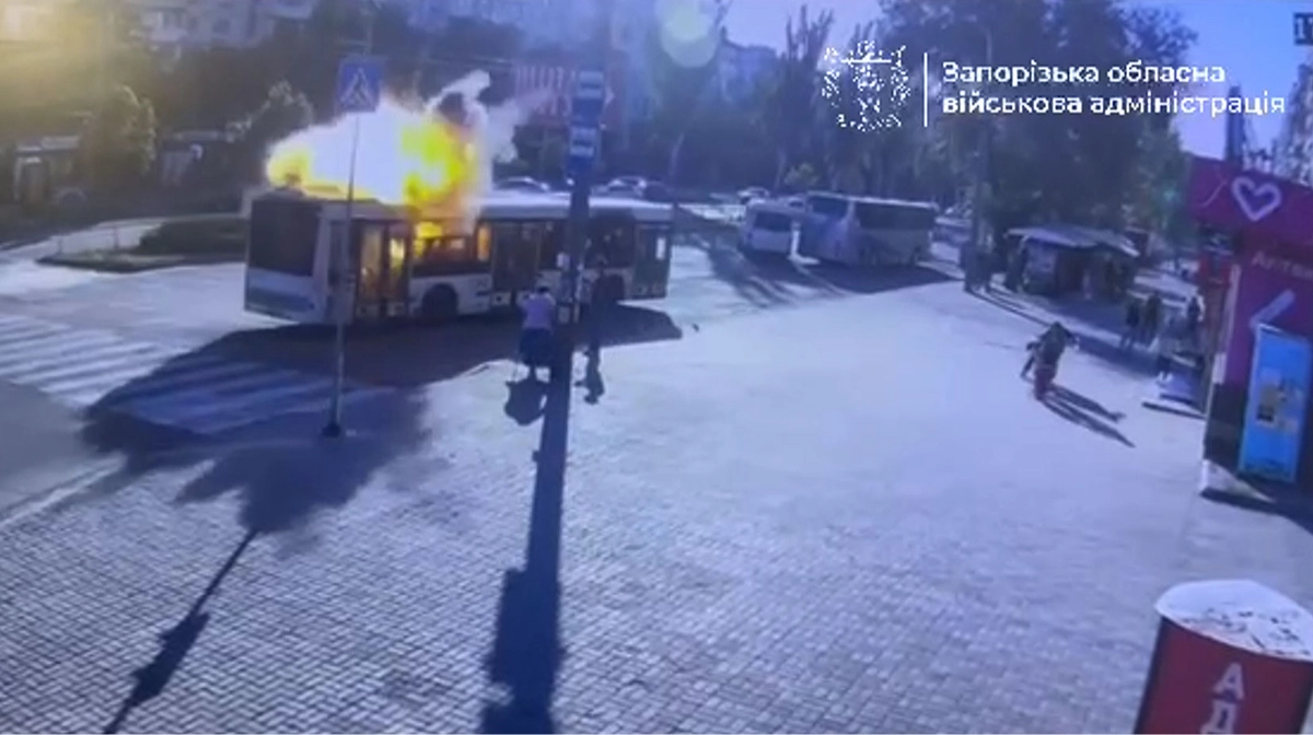 Пасажирський автобус у Запоріжжі, вражений російським безпілотником, п'ять осіб поранені