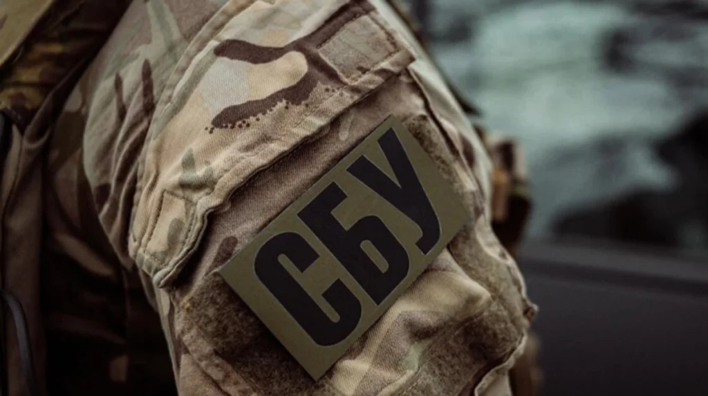 Співробітники українських спецслужб біля місця ймовірного інциденту