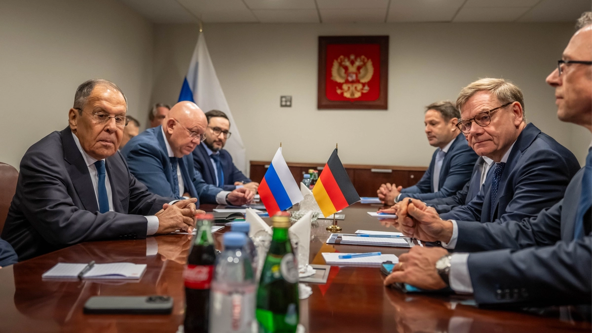 Йоганн Вадефуль та Сергій Лавров під час дипломатичної зустрічі.