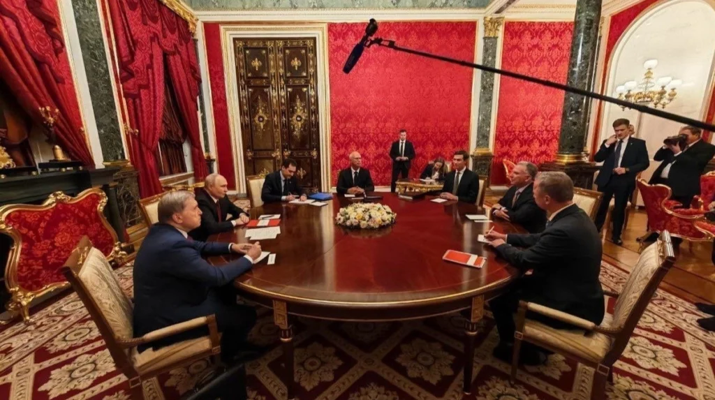 Володимир Путін під час переговорів з Стівом Віткоффом та Джаредом Кушнером.