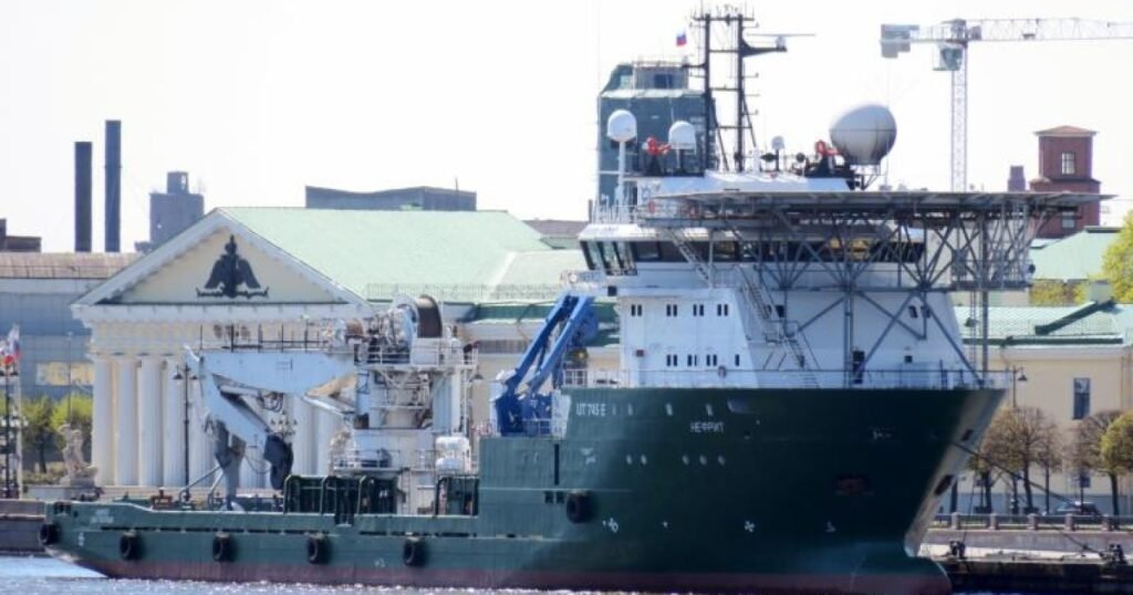 Російські судна Nefrit та БК-16 під українськими ударами у Чорноморському регіоні