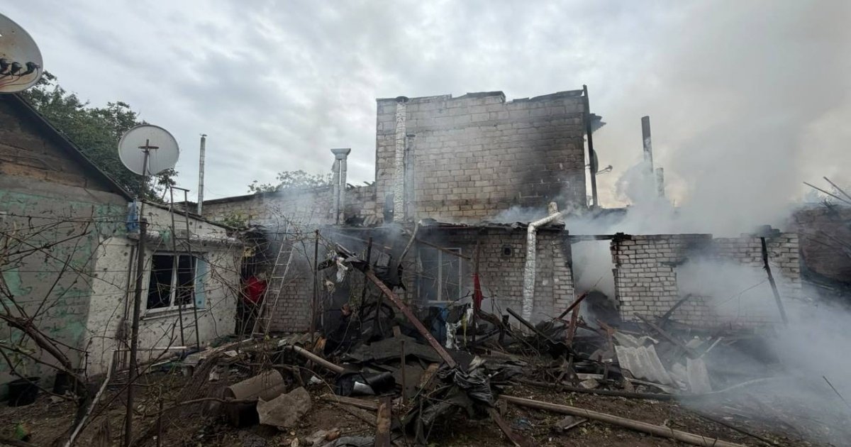 Зруйновані об'єкти інфраструктури та цивільні будівлі після атаки дронів.