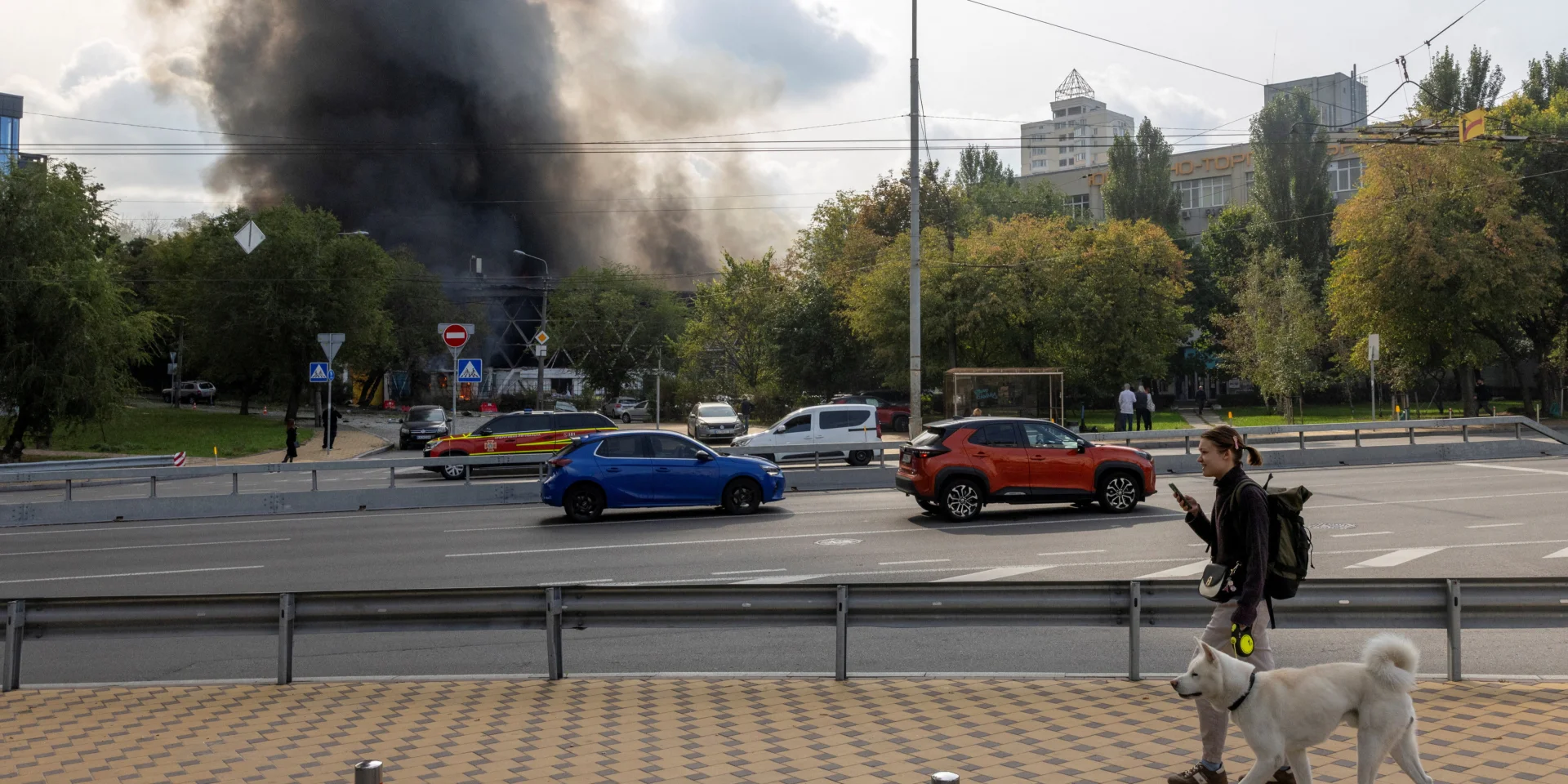 Наслідки атаки БпЛА у Києві, включаючи пошкодження будівель та інфраструктури