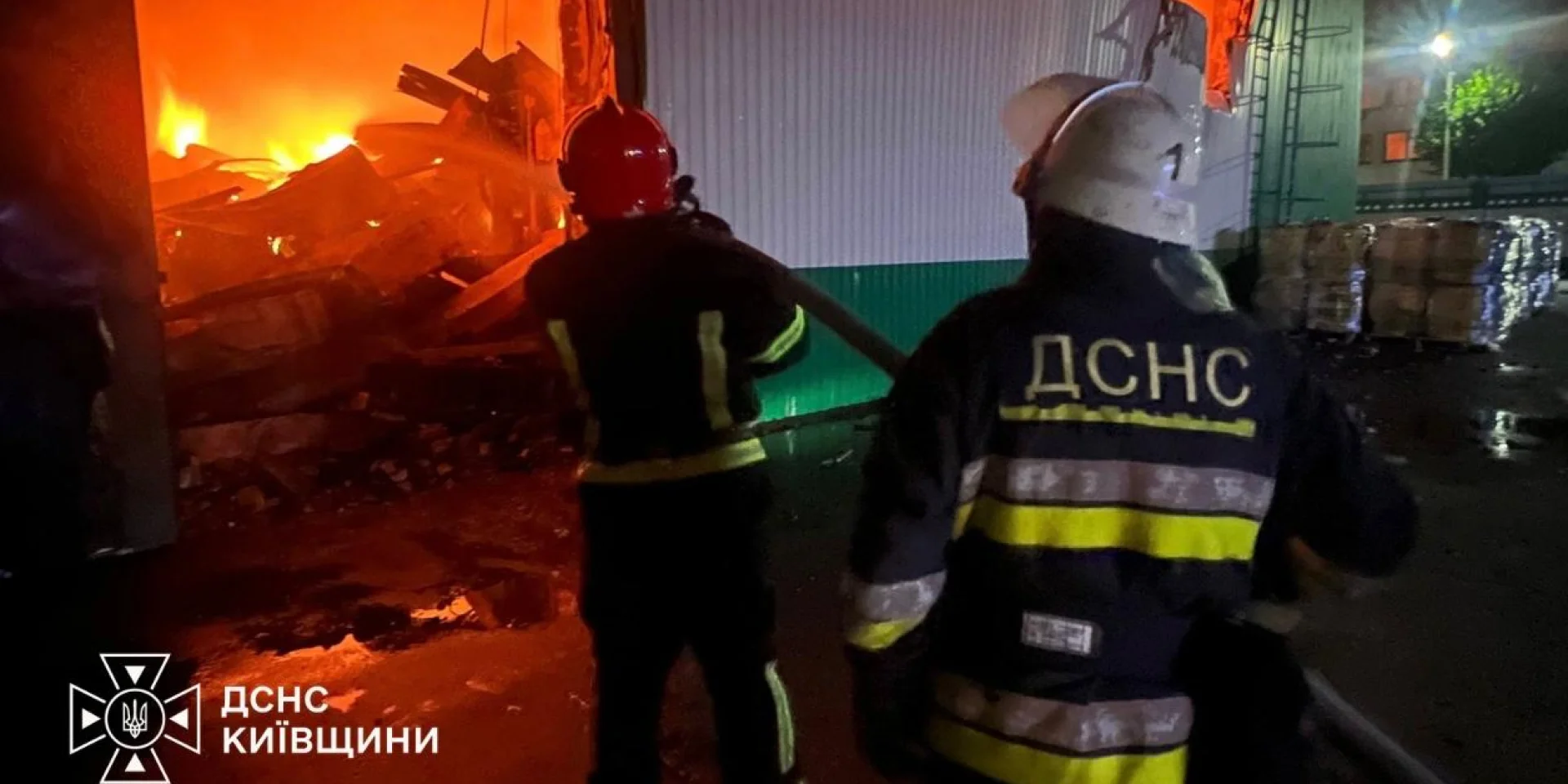 Пошкоджений житловий будинок у Києві після атаки дронів