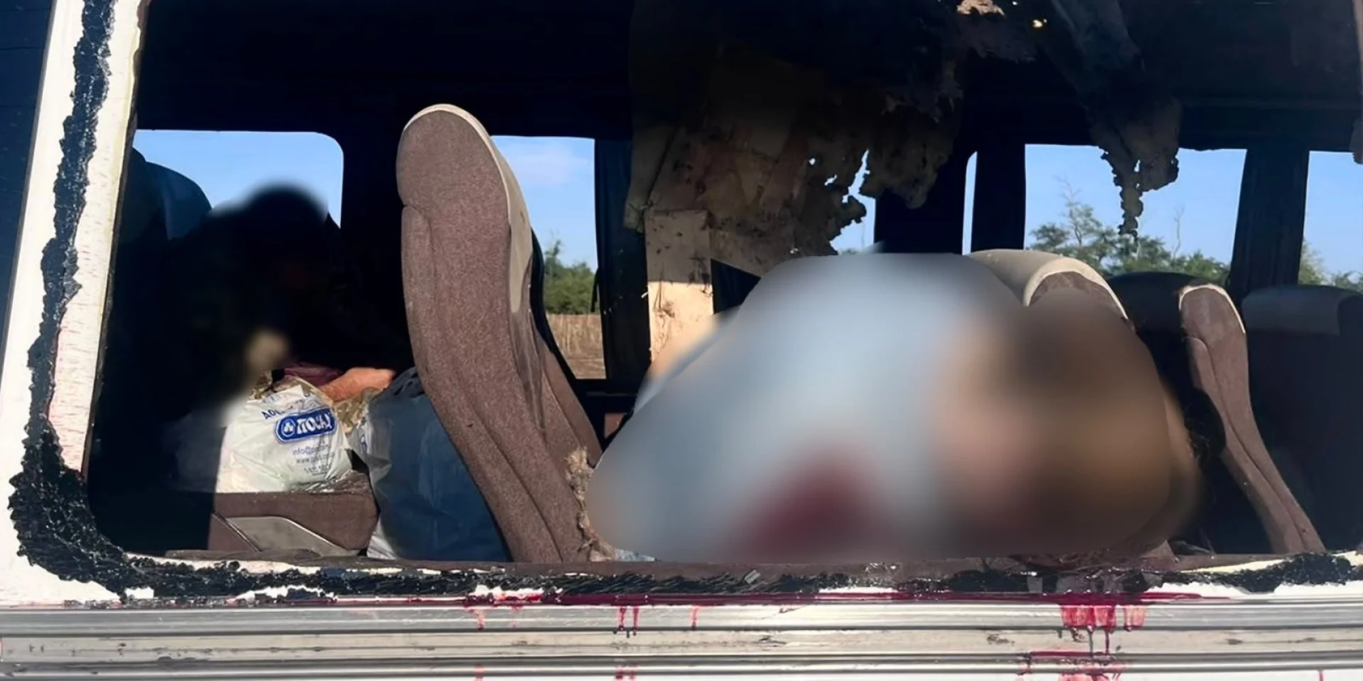 Наслідки атаки дроном на рейсовий автобус у Нікопольському районі.