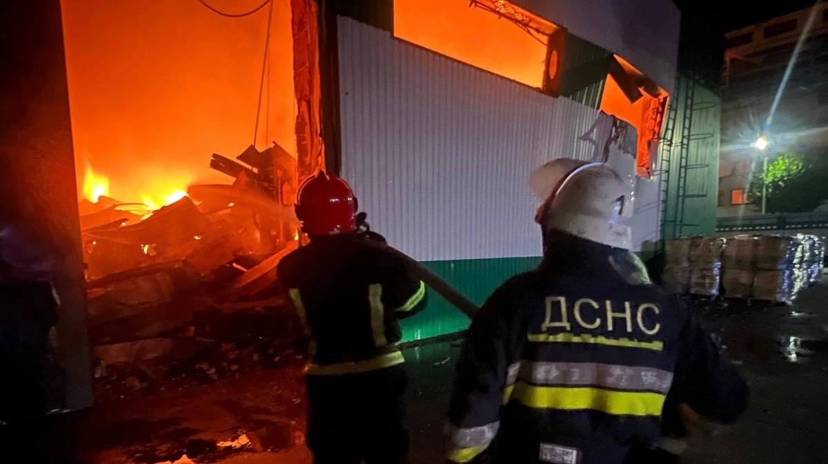 Пошкоджене підприємство харчової промисловості та інфраструктура в Києві