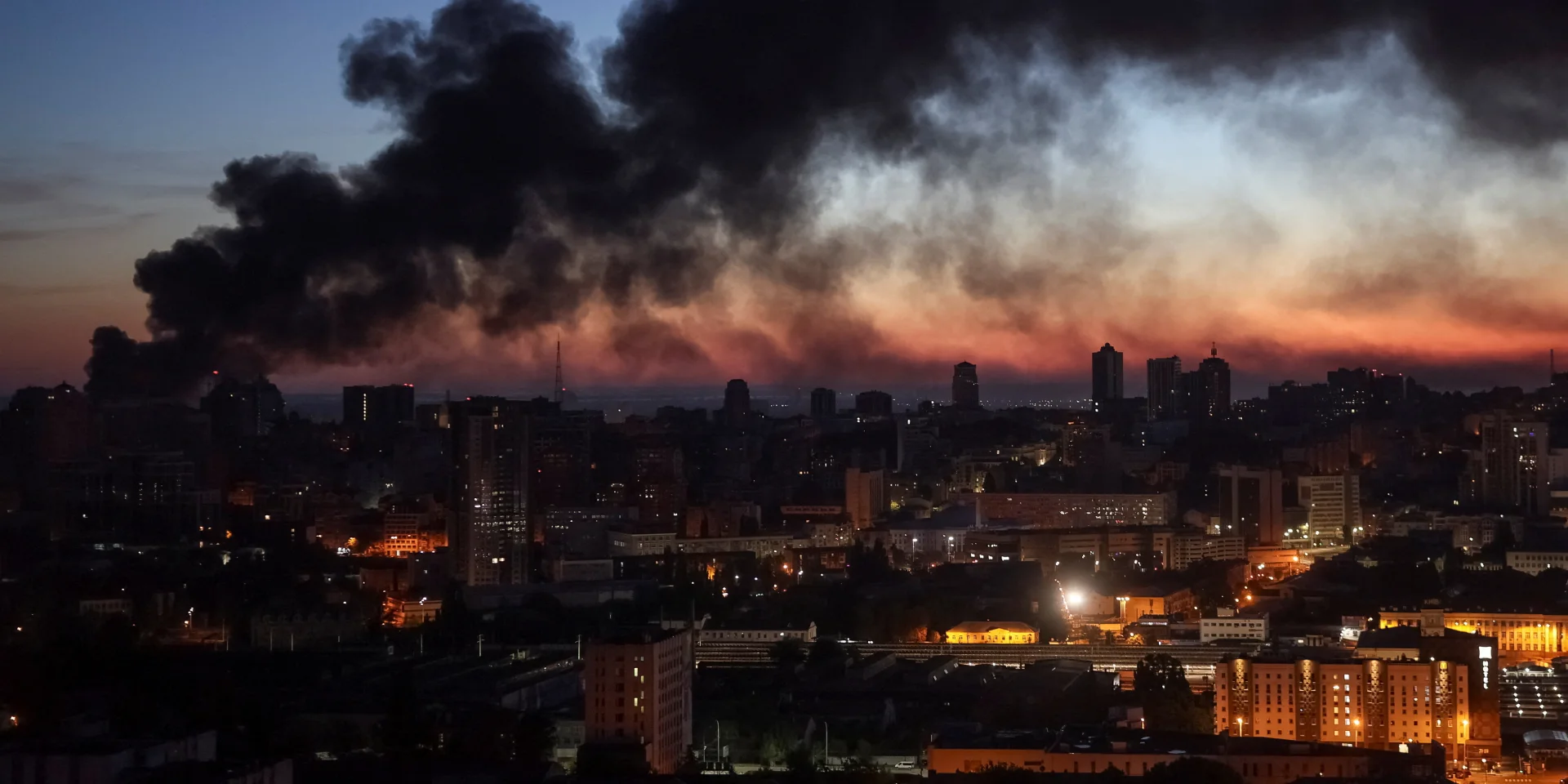 Уламки ракети на місці падіння в Києві після нічної атаки