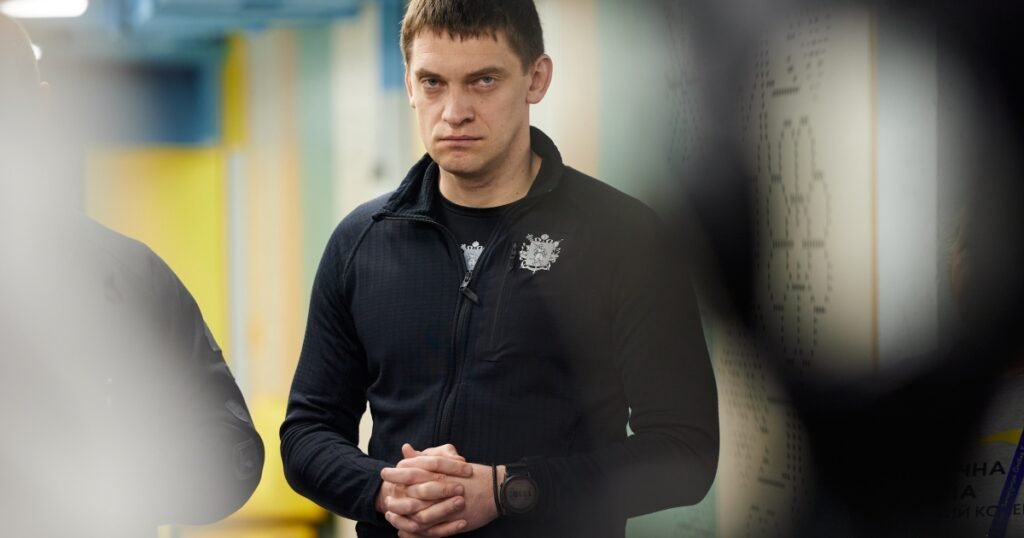 Іван Федоров на тлі державного прапора, фіксуючи свою участь у державному управлінні.