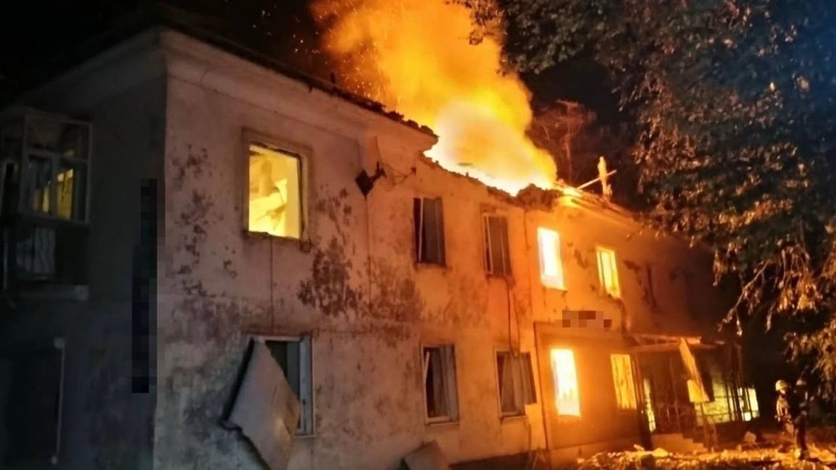 Наслідки атаки безпілотниками в Лозовій, що спричинила пошкодження та людські жертви