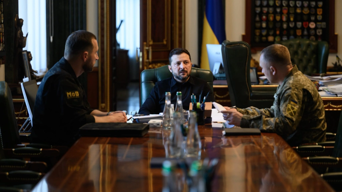 Президент Зеленський під час зустрічі з керівництвом Міноборони та ЗСУ.
