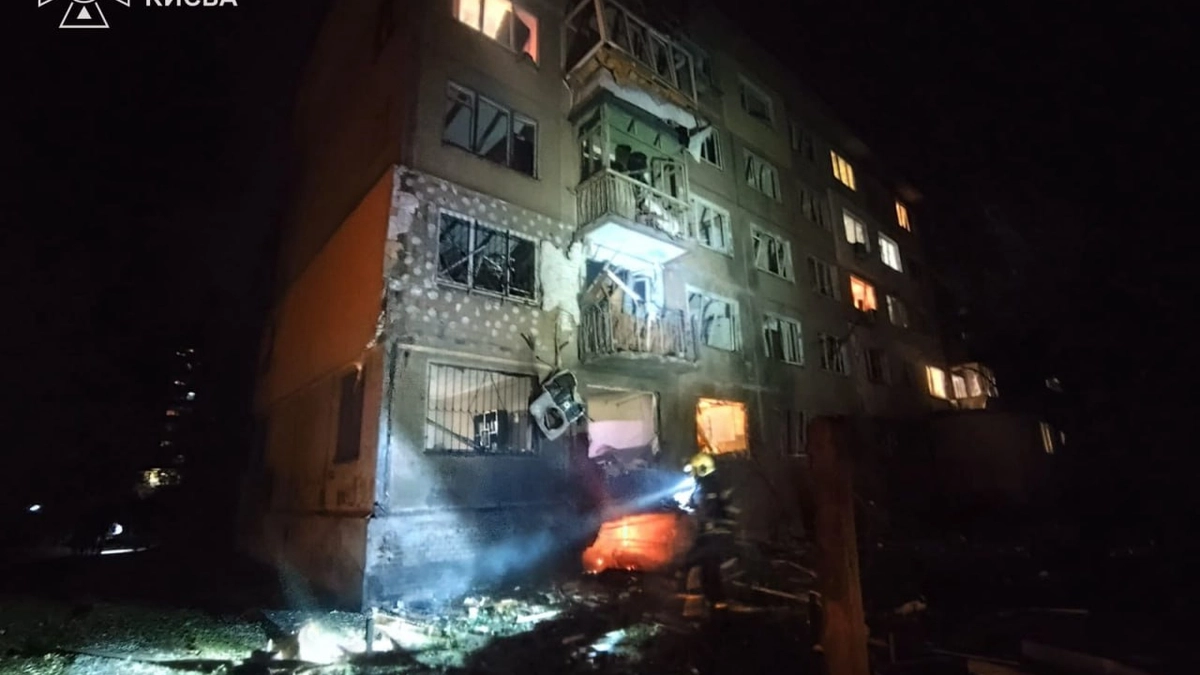 Пошкоджений п'ятиповерховий житловий будинок в Києві після нічної атаки.