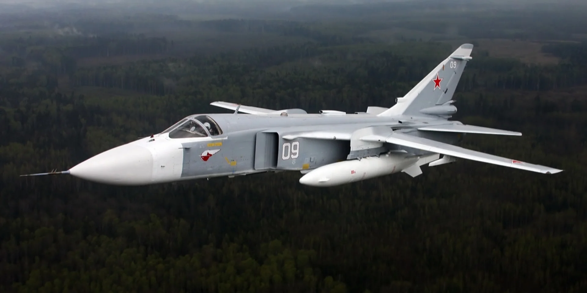 Бомбардувальник Су-24 на аеродромі у Криму після ураження