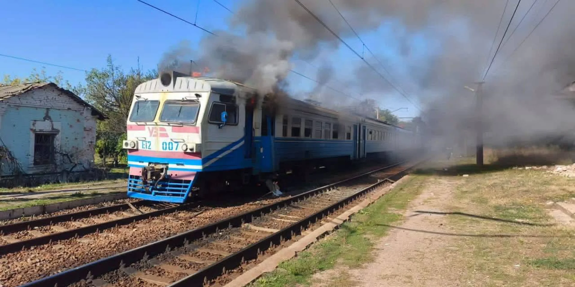 Електропоїзд після російського удару дроном, Харківщина