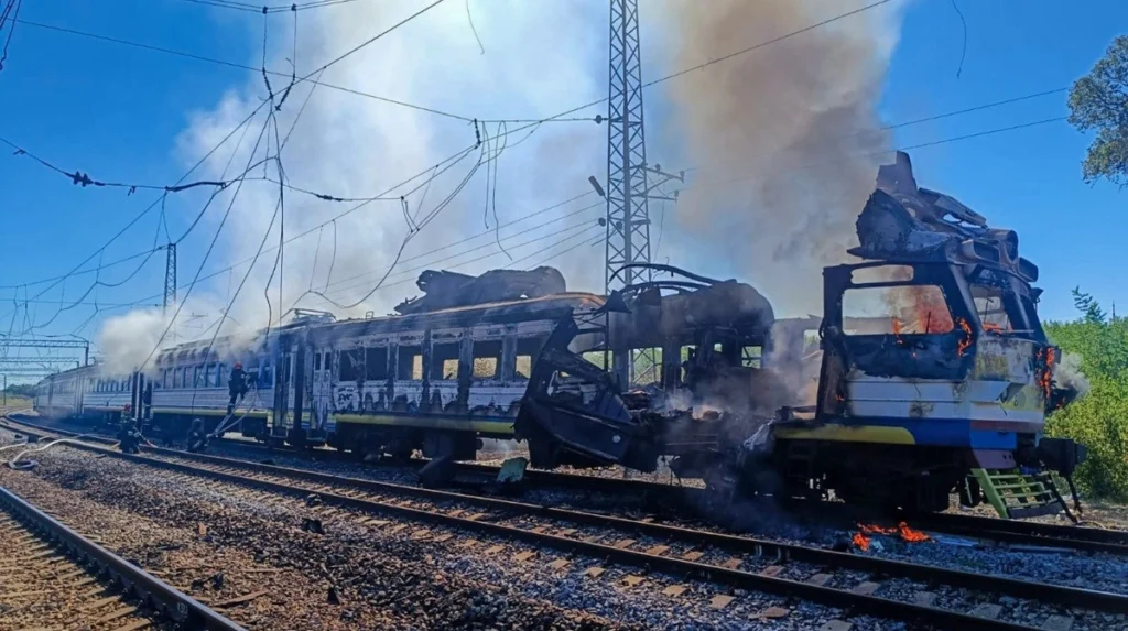 Наслідки удару по залізничній станції на Харківщині