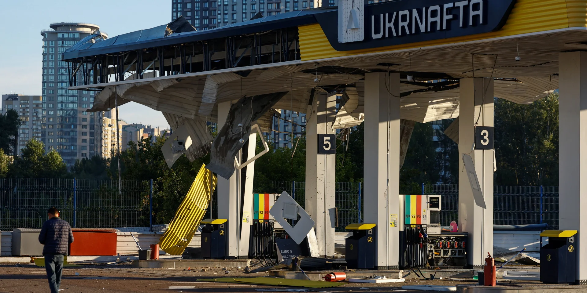 Наслідки атаки БпЛА на Київ, пошкоджена автозаправна станція.