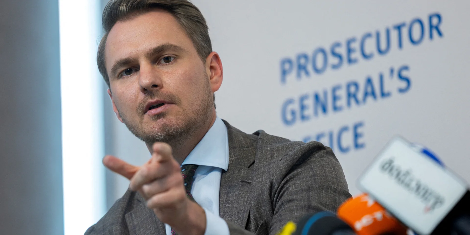 Руслан Кравченко, генеральний прокурор України, оголошує рішення підписати підозру директору НАБУ.