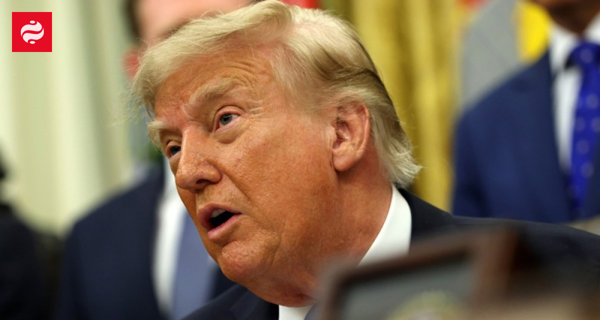 Дональд Трамп виступає перед пресою
