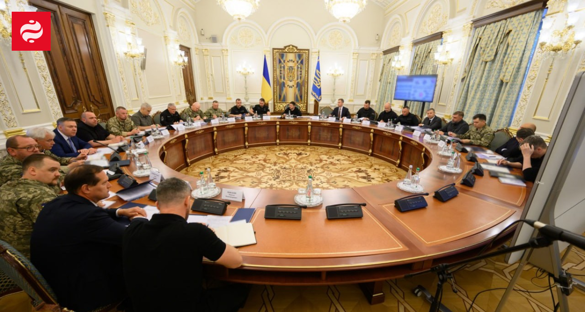 Президент Володимир Зеленський на засіданні Ставки, обговорюючи оборонне виробництво