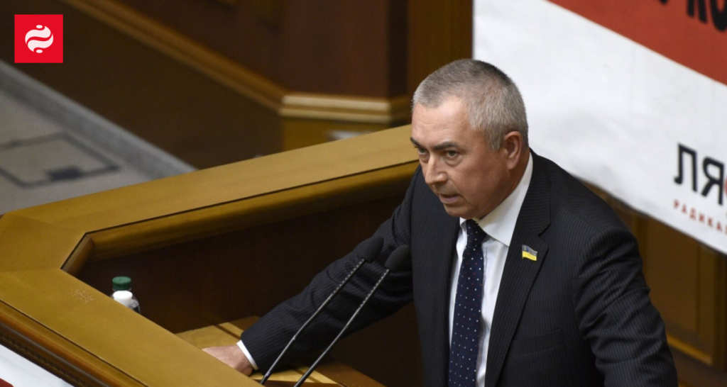 Народний депутат Володимир Арешонков на фоні державних установ
