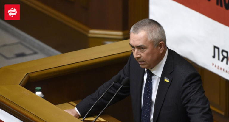 Народний депутат Володимир Арешонков на фоні державних установ