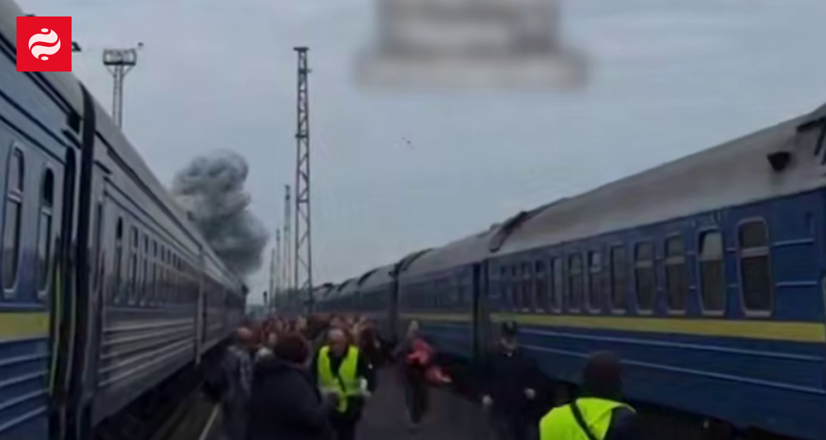 Локомотив пасажирського поїзда після удару російського безпілотника біля Ягодина.
