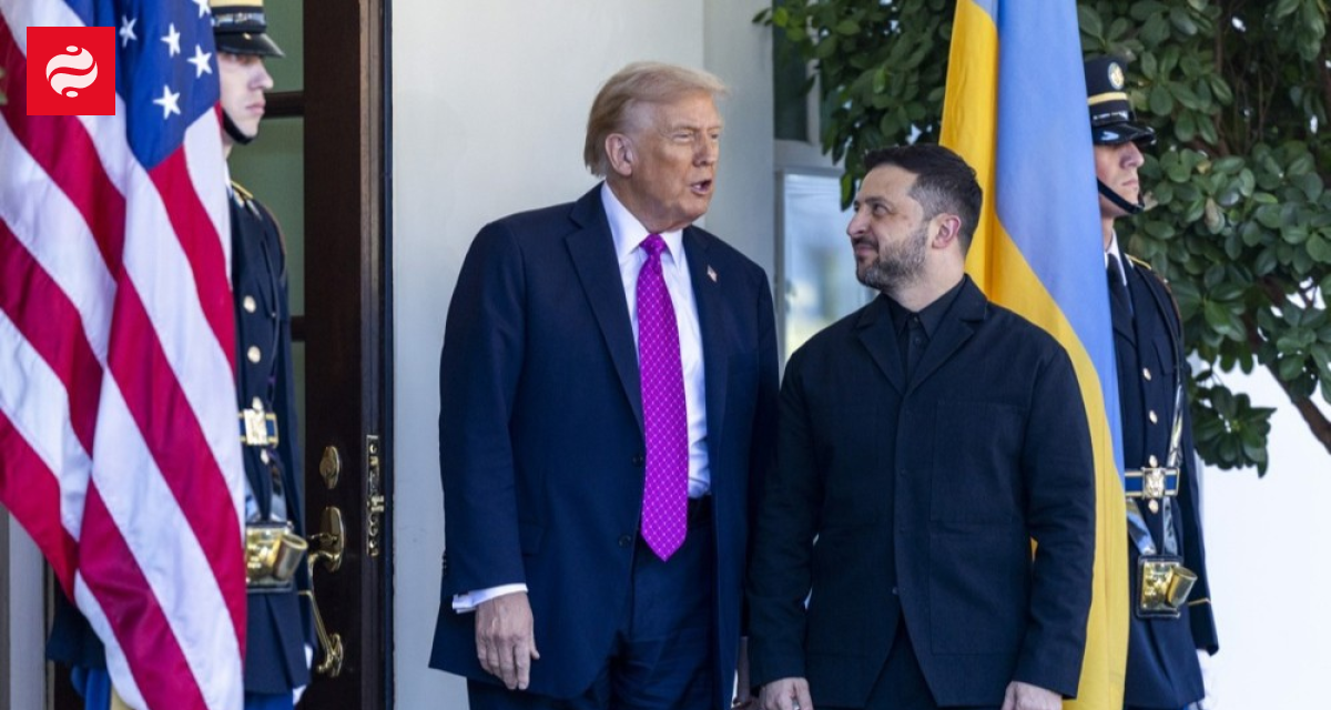 Президент Зеленський під час брифінгу, обговорюючи пропозицію США щодо тристоронньої зустрічі.