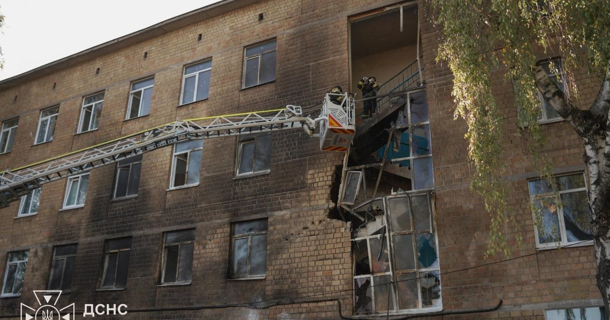 Пошкоджена будівля школи в Києві після удару безпілотника, без постраждалих.