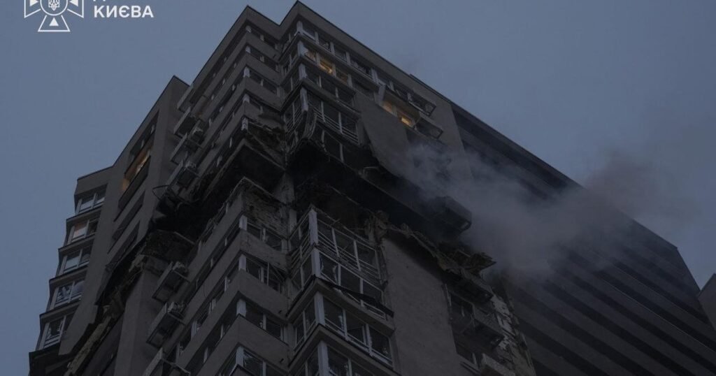 Наслідки удару по житловому будинку в Києві, пожежа.