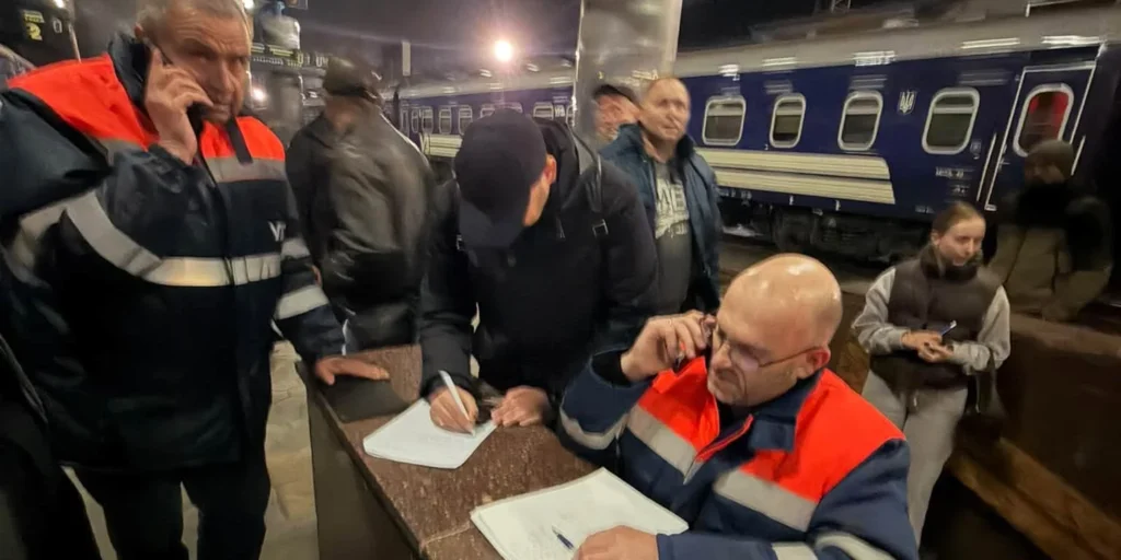 Наслідки атаки РФ на залізничний вокзал Дніпра, місто знеструмлене