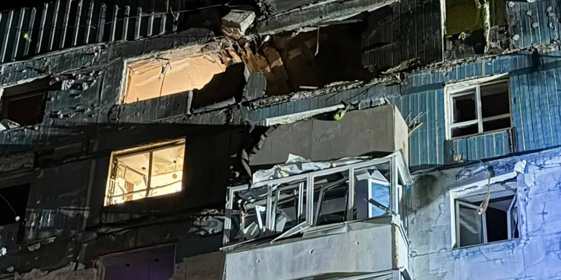 Пошкоджений житловий будинок у Дніпрі після атаки