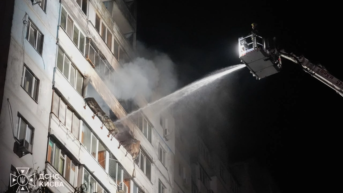 Пошкоджена російським БПЛА багатоповерхівка в Деснянському районі Києва