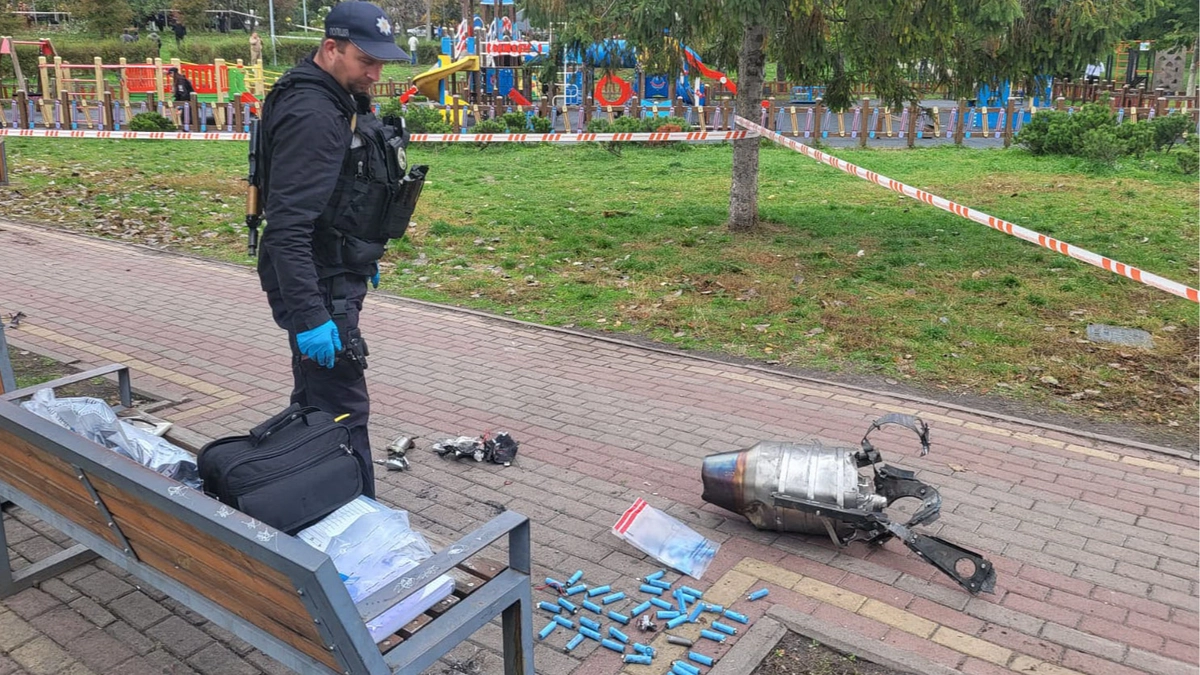 Постраждалі та пожежа в Києві від падіння уламків дронів